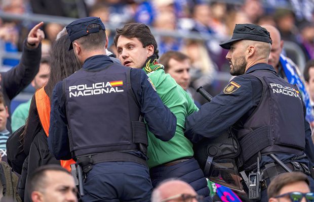 Meci întrerupt în La Liga! Bătaie generală în tribune » Jucătorii i-au implorat să înceteze