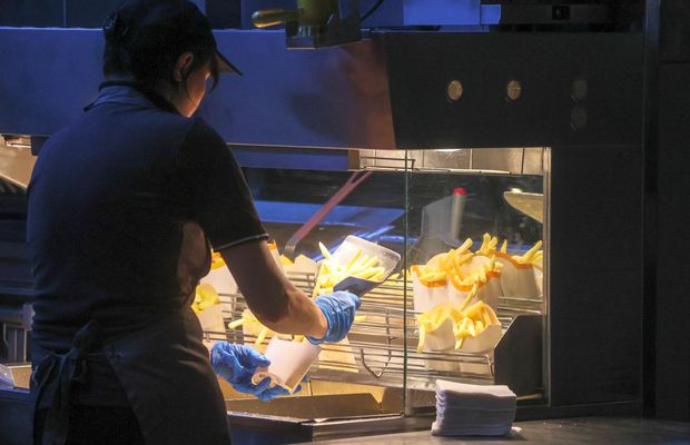 Rămas fără contract după izbucnirea războiului, fostul star al lui U-BT Cluj-Napoca lucrează acum într-un fast-food: „Mulțumesc pentru oportunitate”