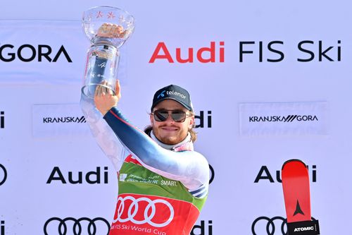 Atle Lie McGrath cu trofeul obținut duminică FOTO Imago Images