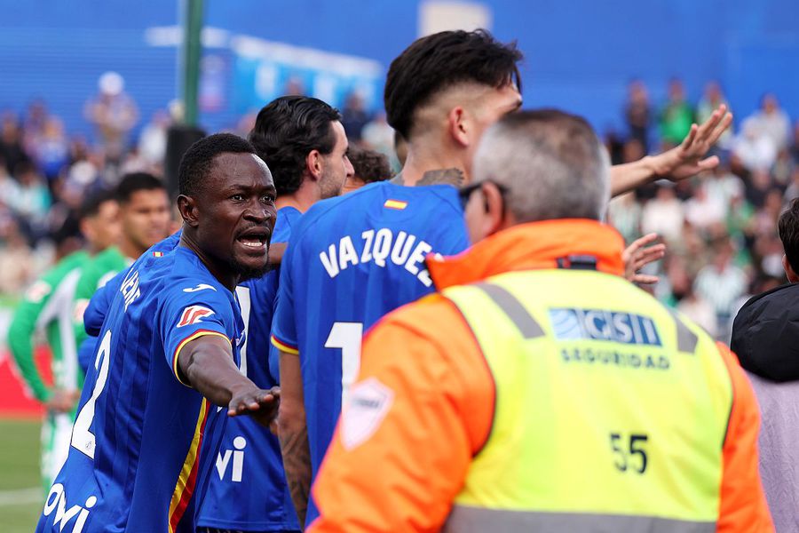 Meci întrerupt în La Liga! Bătaie generală în tribune » Jucătorii i-au implorat să înceteze