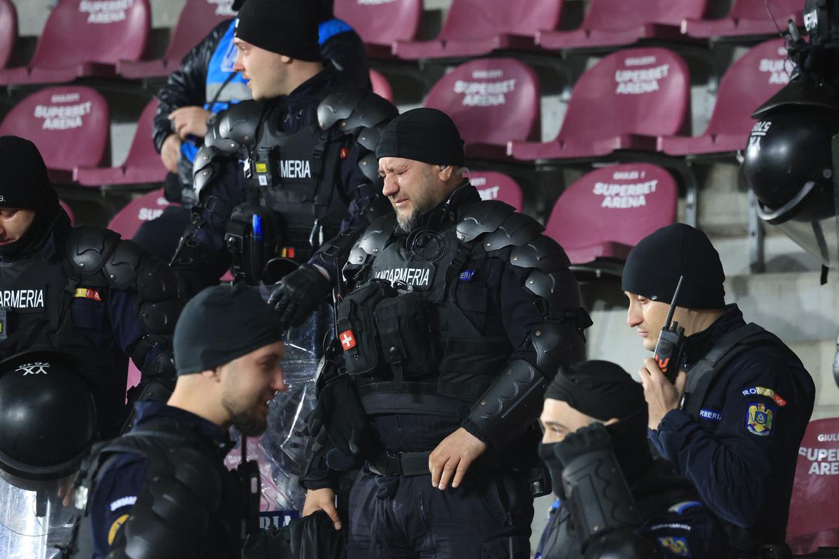 Eroare INACCEPTABILĂ a jandarmilor la Rapid - Craiova » Lucescu, sub tratament, a părăsit urgent arena
