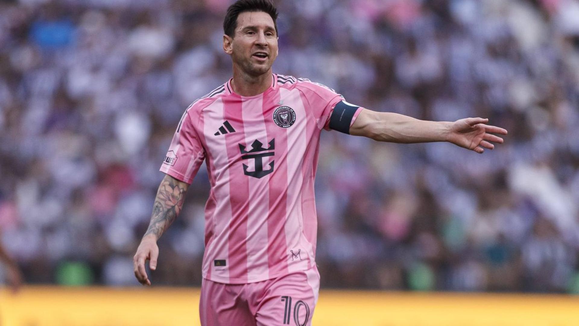 Lionel Messi marcând un gol cu scăriță pentru Inter Miami în MLS, în timp ce Louis Munteanu urmărește de pe margine în meciul de pe M&T Bank Stadium. | sursa foto: Gazeta Sporturilor