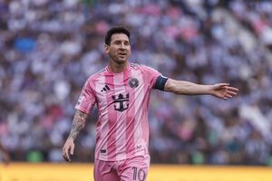Lionel Messi, la un pas de a scrie istoria chiar lângă Louis Munteanu » Românul a fost aproape de un gol spectaculos