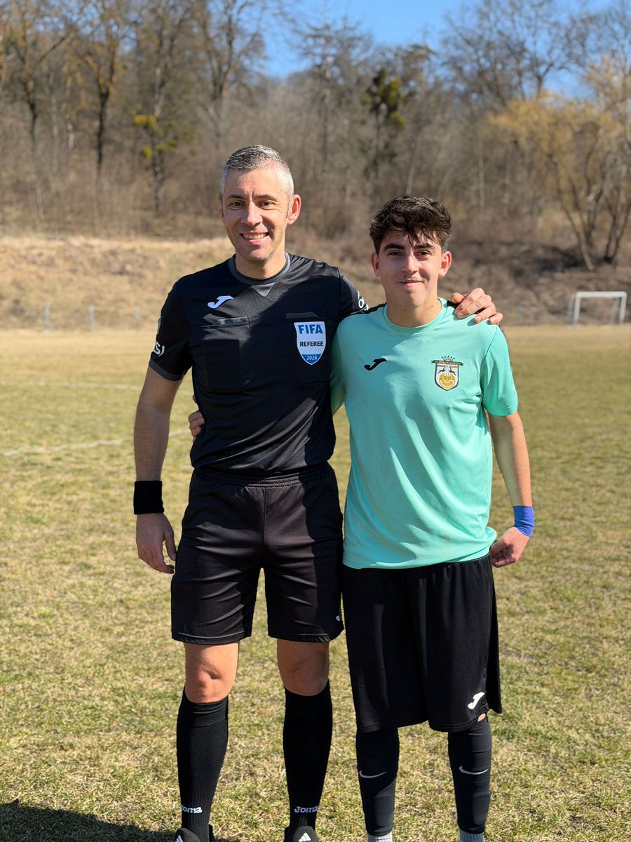 Radu Petrescu, alături de un jucător al formației oaspete // FOTO: Facebook Radu Petrescu a arbitrat primul meci oficial după scandalul din Superliga