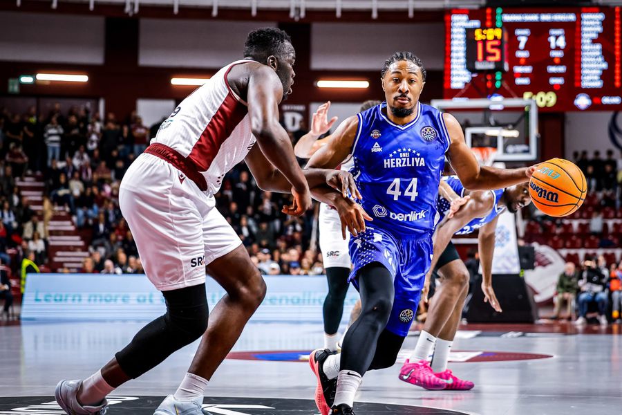 Elijah Stewart, în maioul lui Bnei Herzliya/Foto: fiba.basketball Rămas fără contract după izbucnirea războiului, fostul star al lui U-BT Cluj-Napoca lucrează acum într-un fast-food: „Mulțumesc pentru oportunitate”