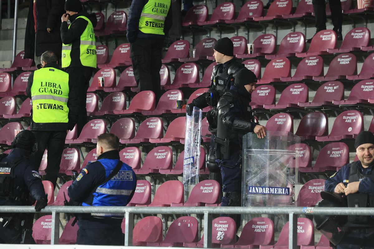 Eroare INACCEPTABILĂ a jandarmilor la Rapid - Craiova » Lucescu, sub tratament, a părăsit urgent arena