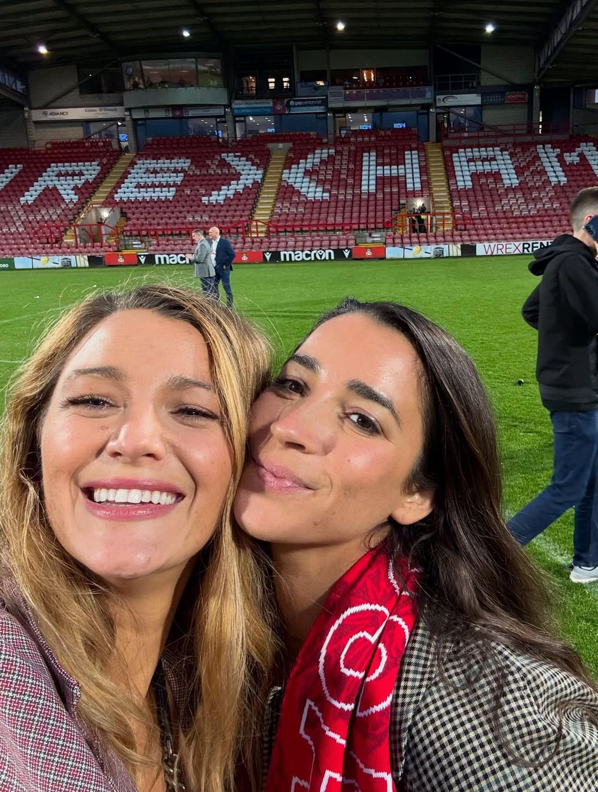 Blake Lively a atras toate privirile la meciul echipei lui Ryan Reynolds