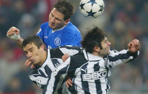 Pancu și Uzulmez, în duel cu Frank Lampard, într-o partidă dintre Chelsea și Besiktas (Liga Campionilor)