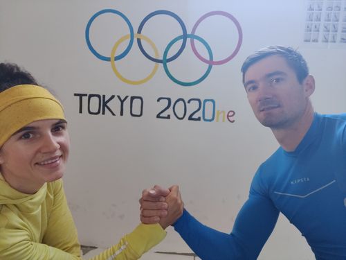 Campioana mondială Ionela Cozmiuc și soțul ei, Marius, și el vicecampion mondial, și-au desenat pe peretele garajului, locul de acasă pentru antrenament, cercurile olimpice.