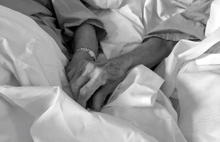 Dragoste în vremea coronavirusului » Căsătoriți de 50 de ani, nu se despart nici în spital