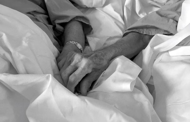 Dragoste în vremea coronavirusului » Căsătoriți de 50 de ani, nu se despart nici în spital