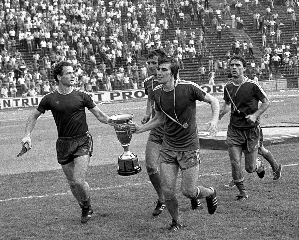 Nae Ungureanu a suferit un accident vascular cerebral » Rodion Cămătaru, despre starea legendei Craiovei Maxima