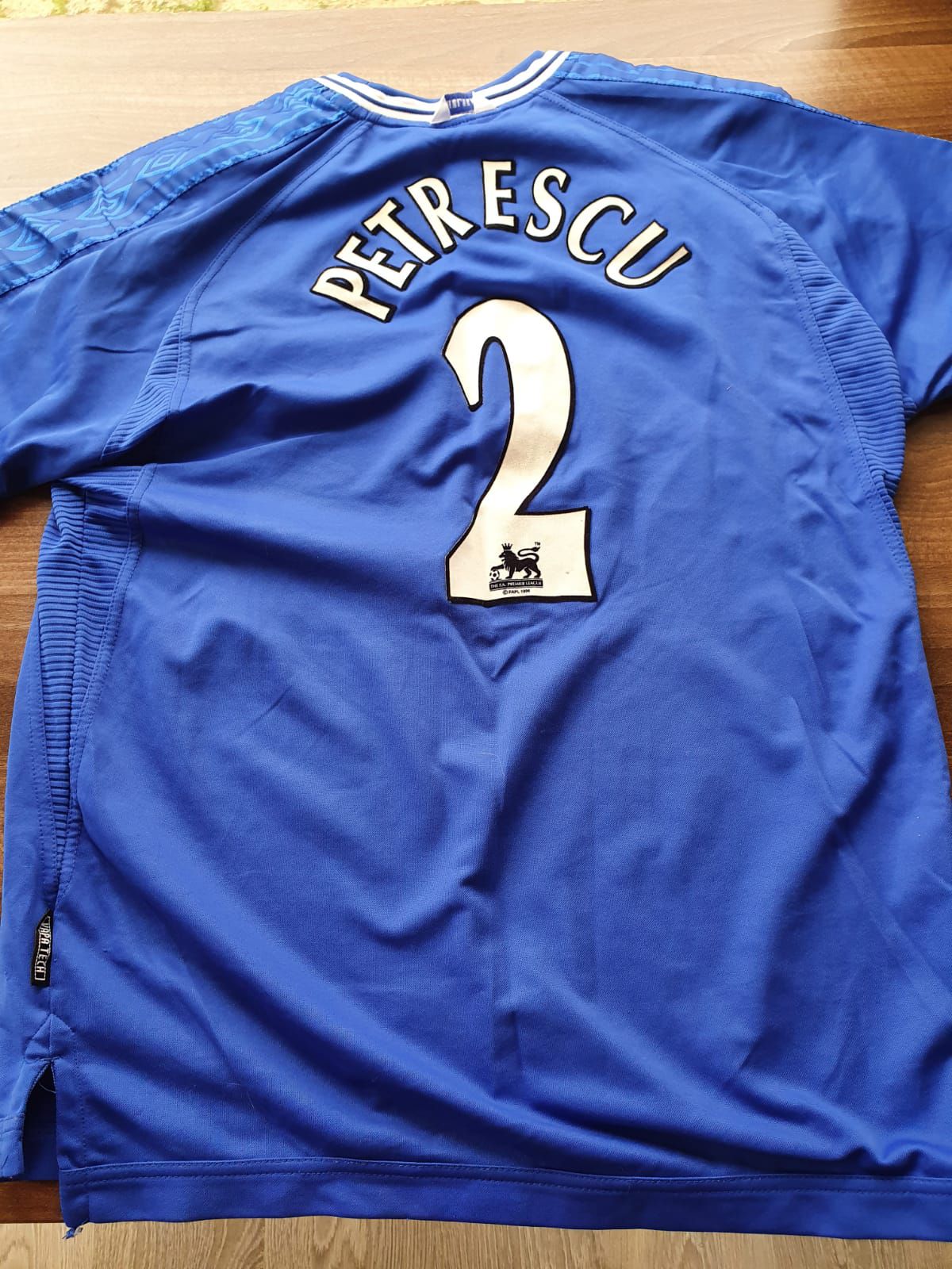 Tricouri donate pentru a ajuta bolnavii de autism