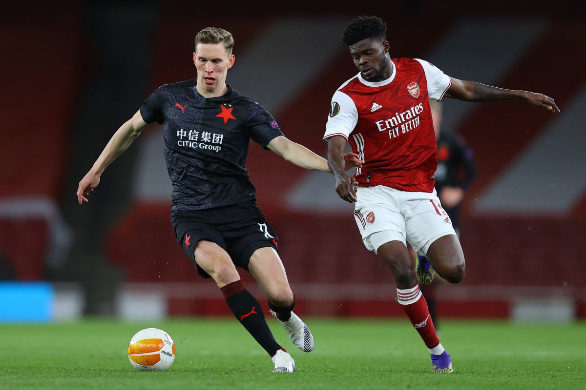 Controversă pe „Emirates” » Jucătorii lui Arsenal și arbitrul au îngenuncheat, fotbaliștii Slaviei i-au privit din picioare: „Dezgustător”