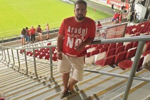 Dorian Curcanu, consilier USR, apare în poza de profil de pe WhatsApp, pe stadionul echipei UTA Arad