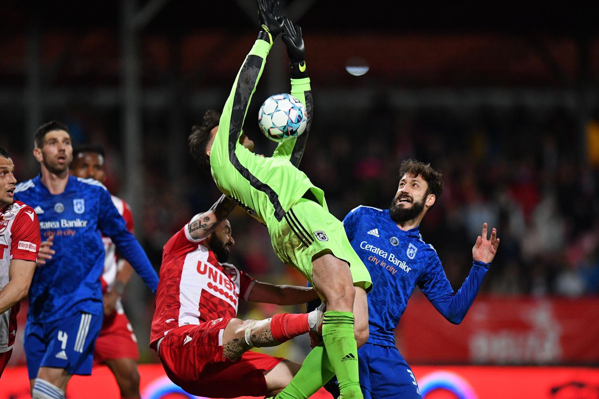 Un fost arbitru nu are dubii: „Dinamo trebuia să primească penalty cu FCU Craiova”