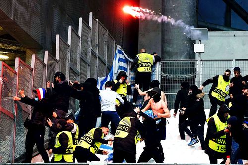 Ultrașii lui Olympique Marseille în război cu galeria adversă, foto: Imago