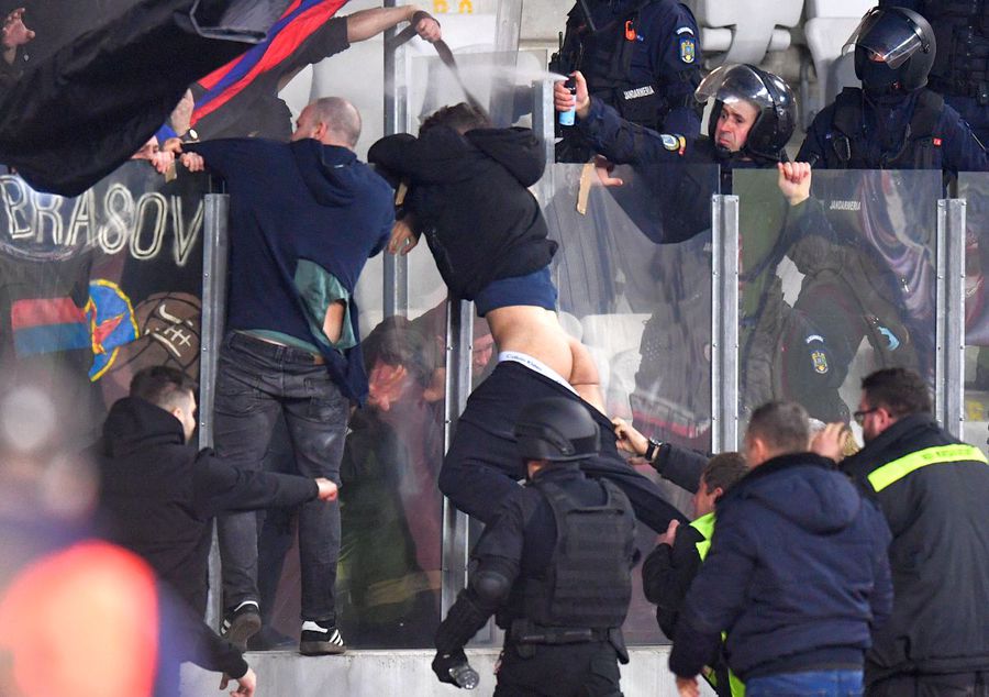 Imagini violente de la U Cluj - Steaua: un suporter, făcut KO de croșeul unui jandarm » Comunicatul forțelor de ordine