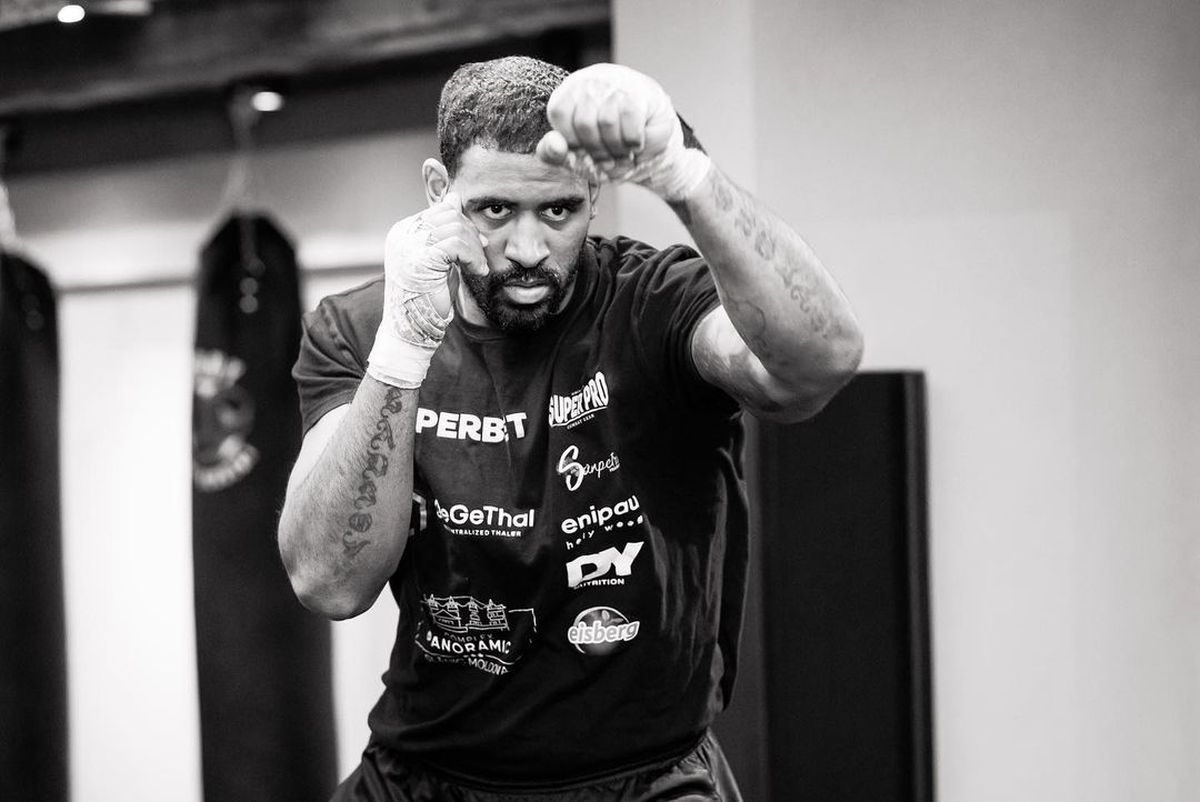 Accident pe A2: mașina în care se aflau Benny Adegbuyi și soția lui a intrat într-un parapet » Precizările sportivului pentru GSP.ro: „Mașina este daună totală, dar noi suntem bine! Am fost la un pas de tragedie”