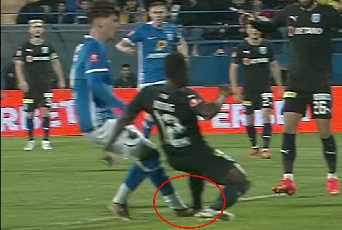 Penalty în Farul - CSU Craiova / FOTO: Capturi TV @Orange Sport 1