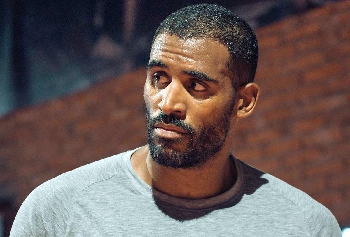 Accident pe A2: mașina în care se aflau Benny Adegbuyi și soția lui a intrat într-un parapet » Precizările sportivului pentru GSP.ro: „Mașina este daună totală, dar noi suntem bine! Am fost la un pas de tragedie”