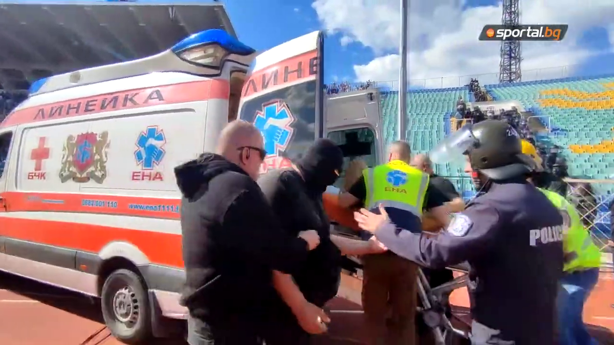 Scene barbare la derby-ul Sofiei, Levski - CSKA » Au fost bătuți cu curelele și loviți cu pumnii de forțele de ordine