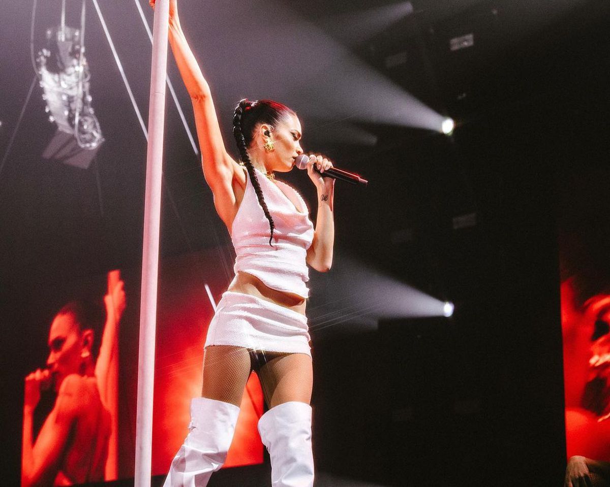 Pilotul Andrea Iannone, scene interzise minorilor cu iubita cântăreață în piscină » Elodie a postat imaginile din intimitate