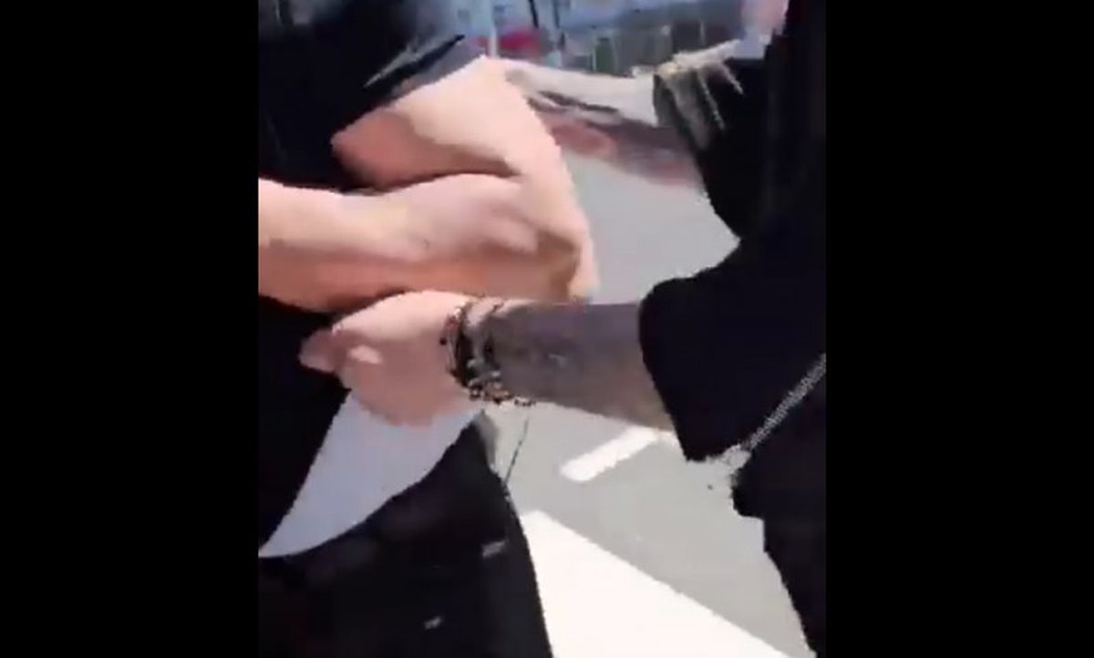 Imagini șocante! Un dinamovist a fost agresat de mai mulți susținători ai Oțelului