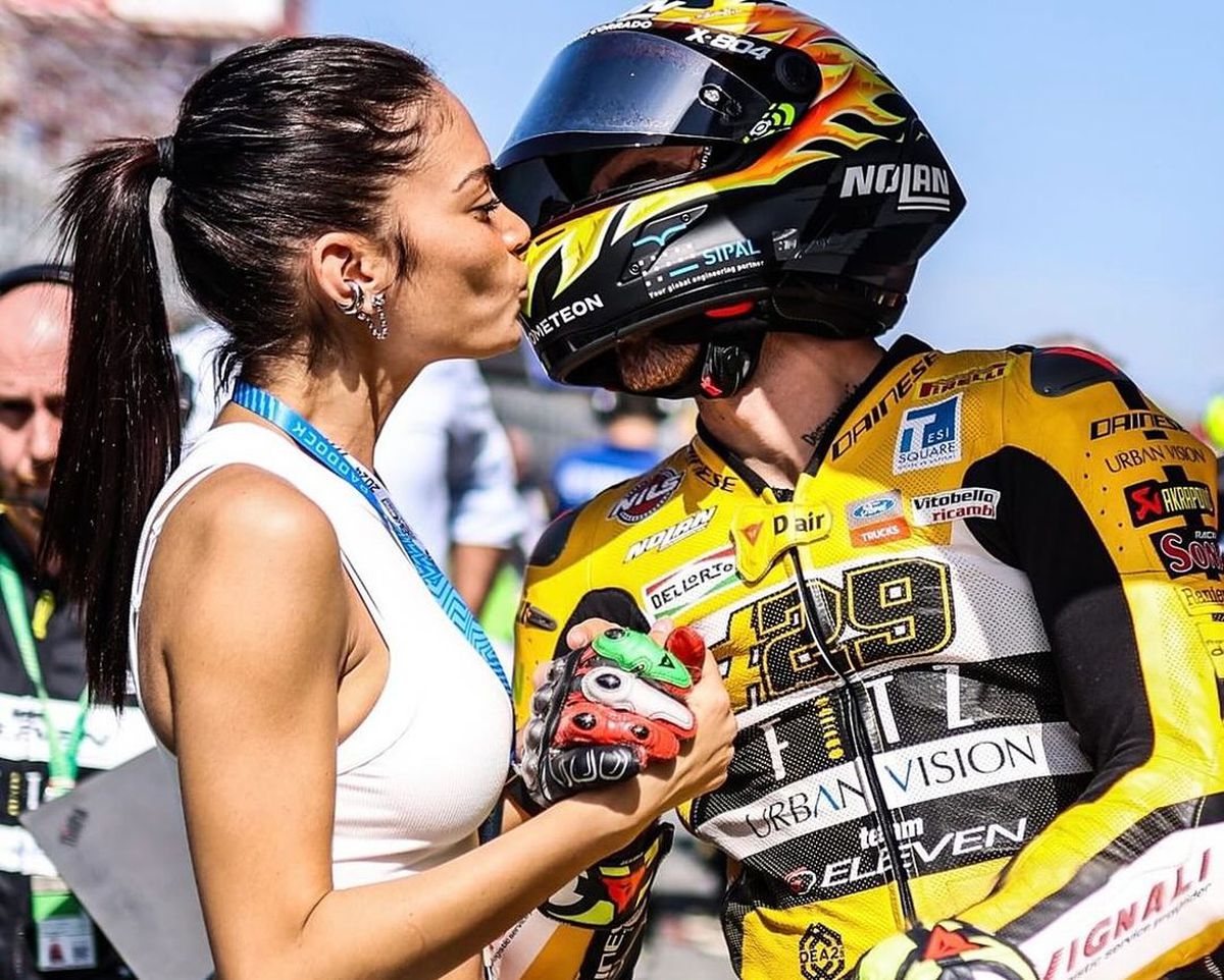 Pilotul Andrea Iannone, scene interzise minorilor cu iubita cântăreață în piscină » Elodie a postat imaginile din intimitate