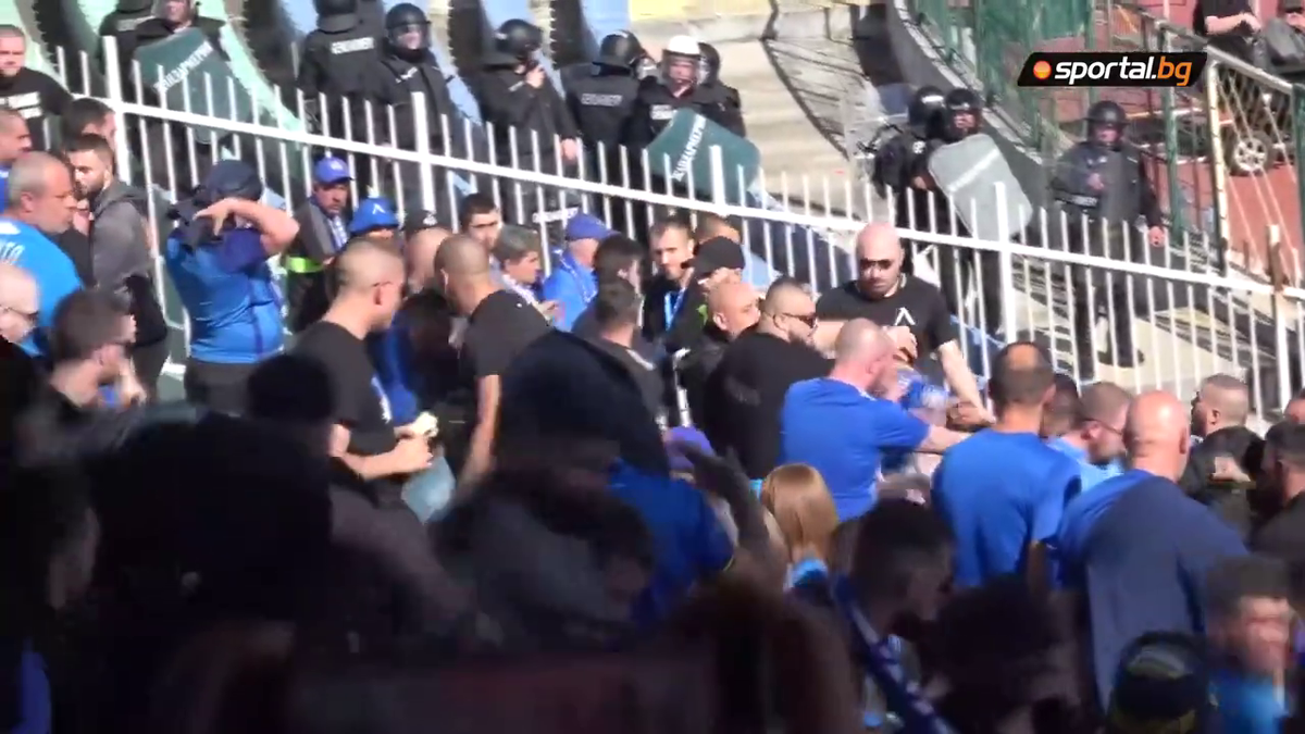 Scene barbare la derby-ul Sofiei, Levski - CSKA » Au fost bătuți cu curelele și loviți cu pumnii de forțele de ordine