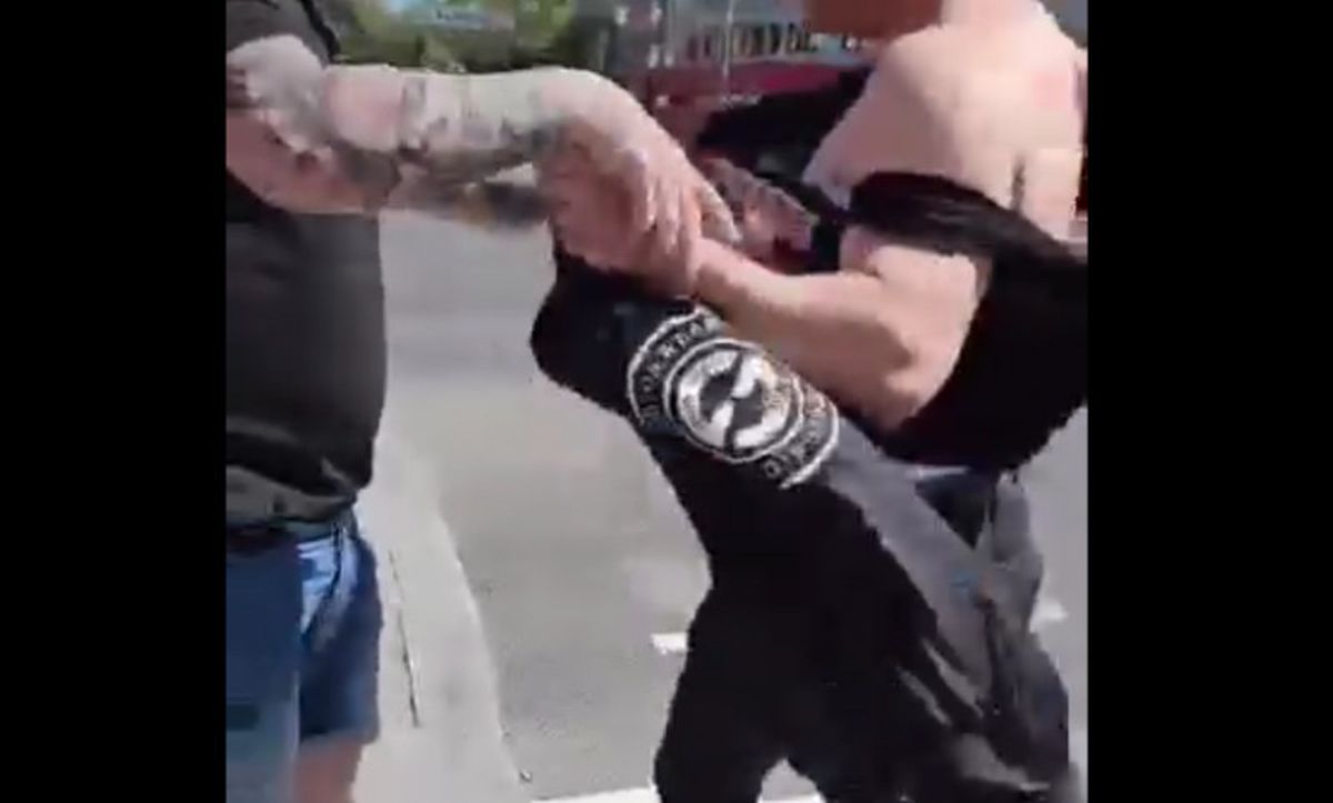 Imagini șocante! Un dinamovist a fost agresat de mai mulți susținători ai Oțelului