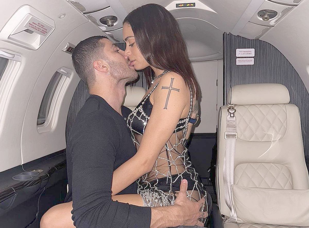 Pilotul Andrea Iannone, scene interzise minorilor cu iubita cântăreață în piscină » Elodie a postat imaginile din intimitate