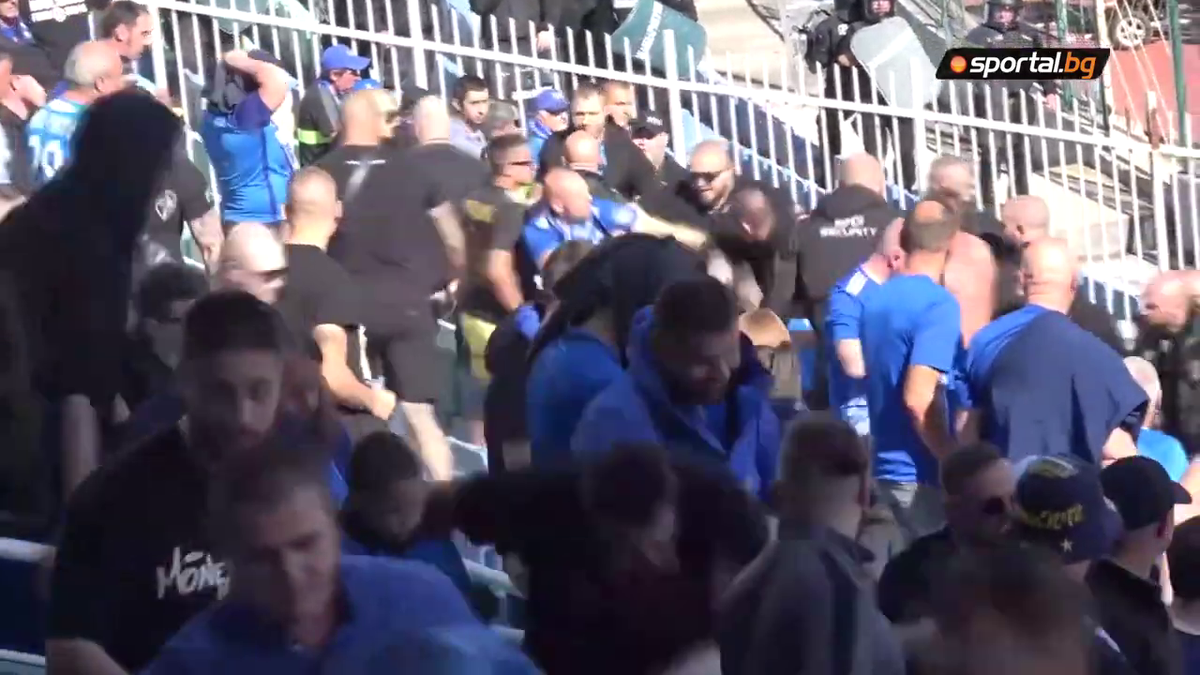 Scene barbare la derby-ul Sofiei, Levski - CSKA » Au fost bătuți cu curelele și loviți cu pumnii de forțele de ordine