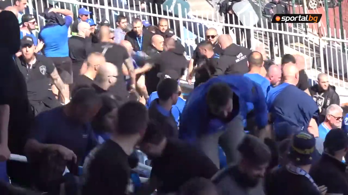 Scene barbare la derby-ul Sofiei, Levski - CSKA » Au fost bătuți cu curelele și loviți cu pumnii de forțele de ordine