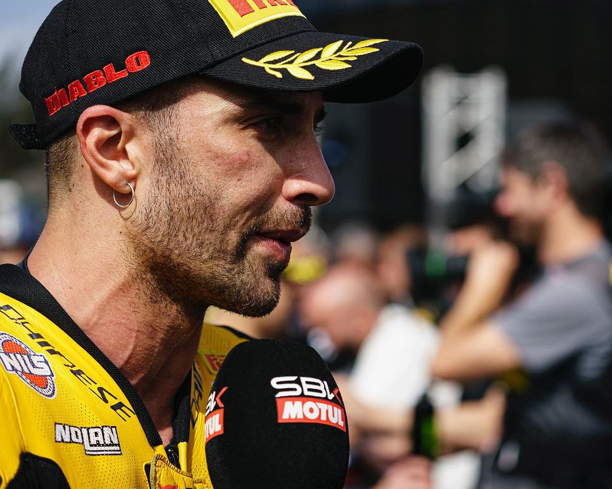 Pilotul Andrea Iannone, scene interzise minorilor cu iubita cântăreață în piscină » Elodie a postat imaginile din intimitate