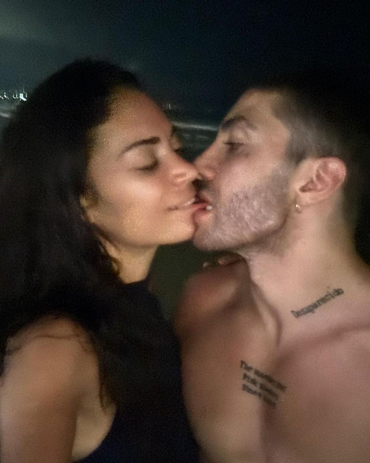 Pilotul Andrea Iannone, scene interzise minorilor cu iubita cântăreață în piscină » Elodie a postat imaginile din intimitate