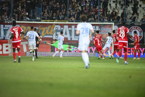 Răzvan Tănasă, la momentul marcării golului din Oțelul - Dinamo 1-0 / Foto: GSP