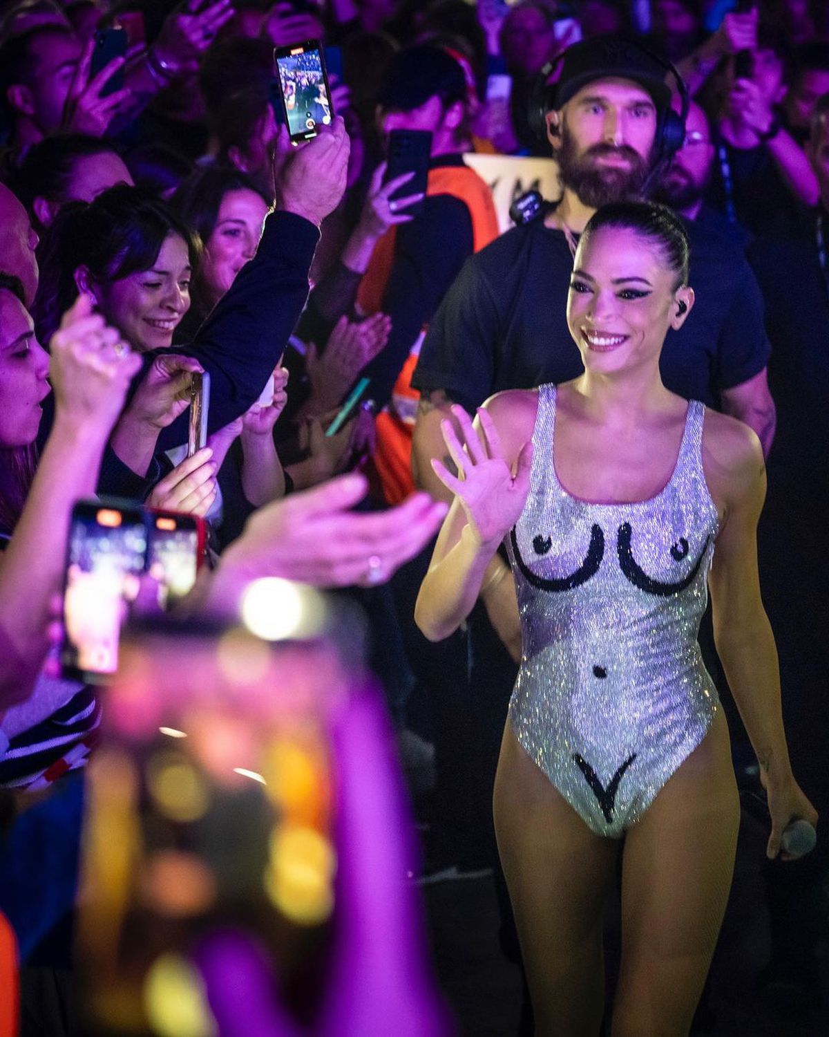 Pilotul Andrea Iannone, scene interzise minorilor cu iubita cântăreață în piscină » Elodie a postat imaginile din intimitate