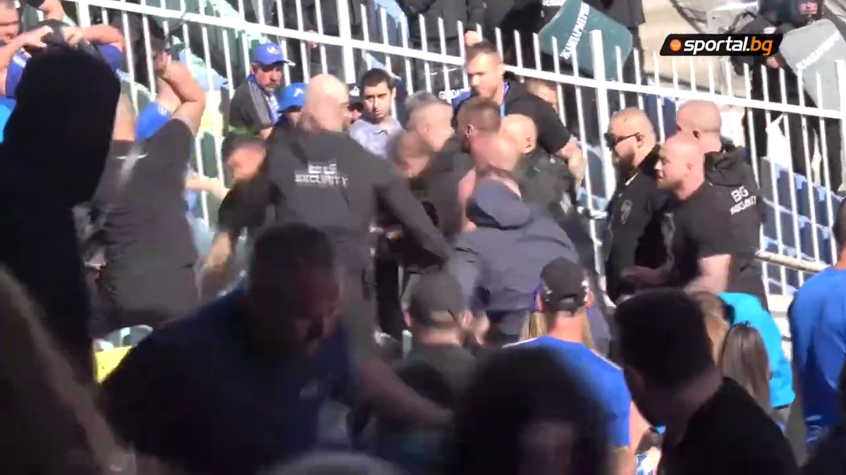 Scene barbare la derby-ul Sofiei, Levski - CSKA » Au fost bătuți cu curelele și loviți cu pumnii de forțele de ordine