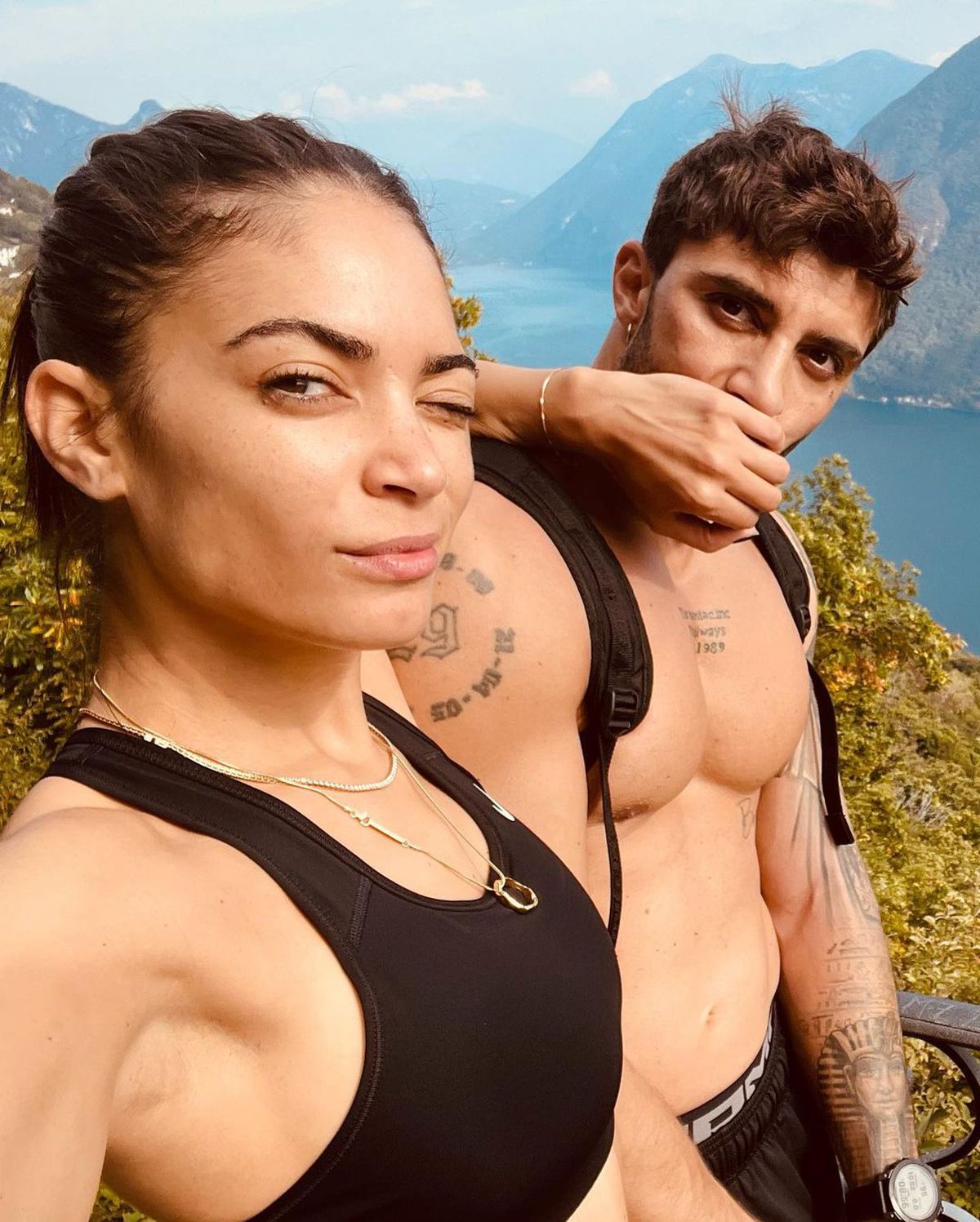 Pilotul Andrea Iannone, scene interzise minorilor cu iubita cântăreață în piscină » Elodie a postat imaginile din intimitate