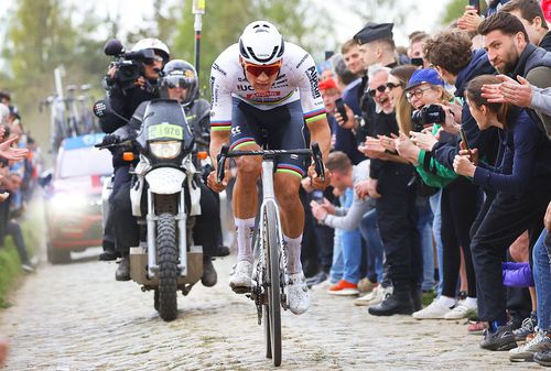 Mathieu van der Poel în Paris-Roubaix 2024, foto: Imago