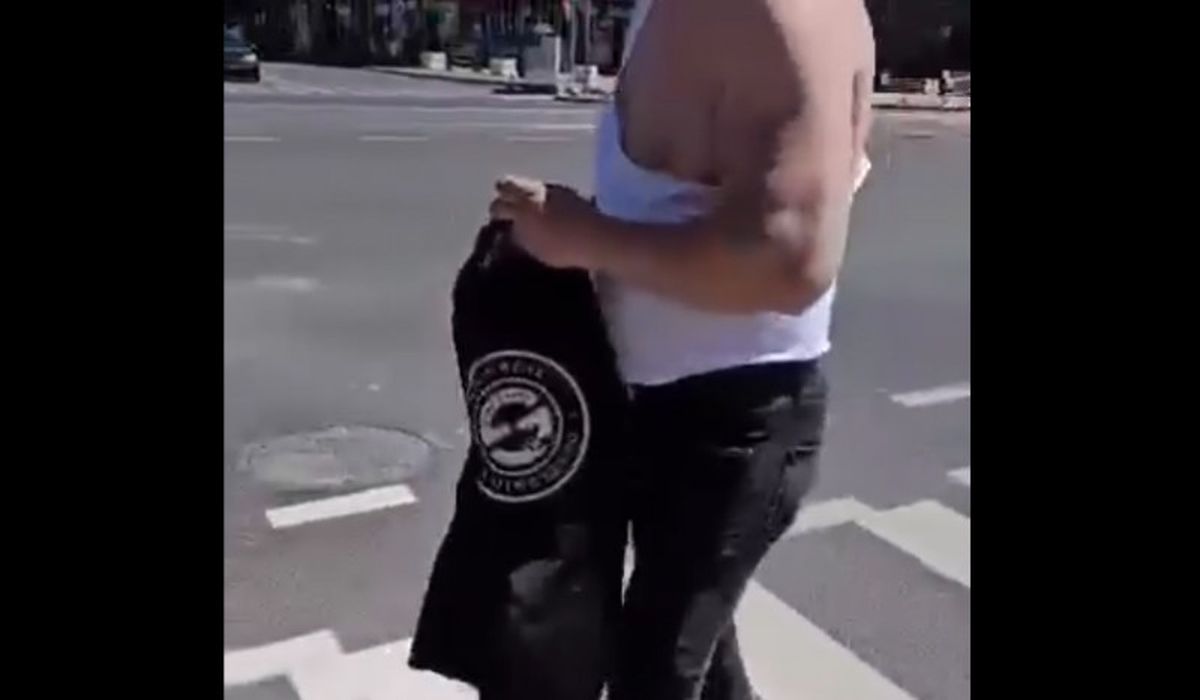 Imagini șocante! Un dinamovist a fost agresat de mai mulți susținători ai Oțelului