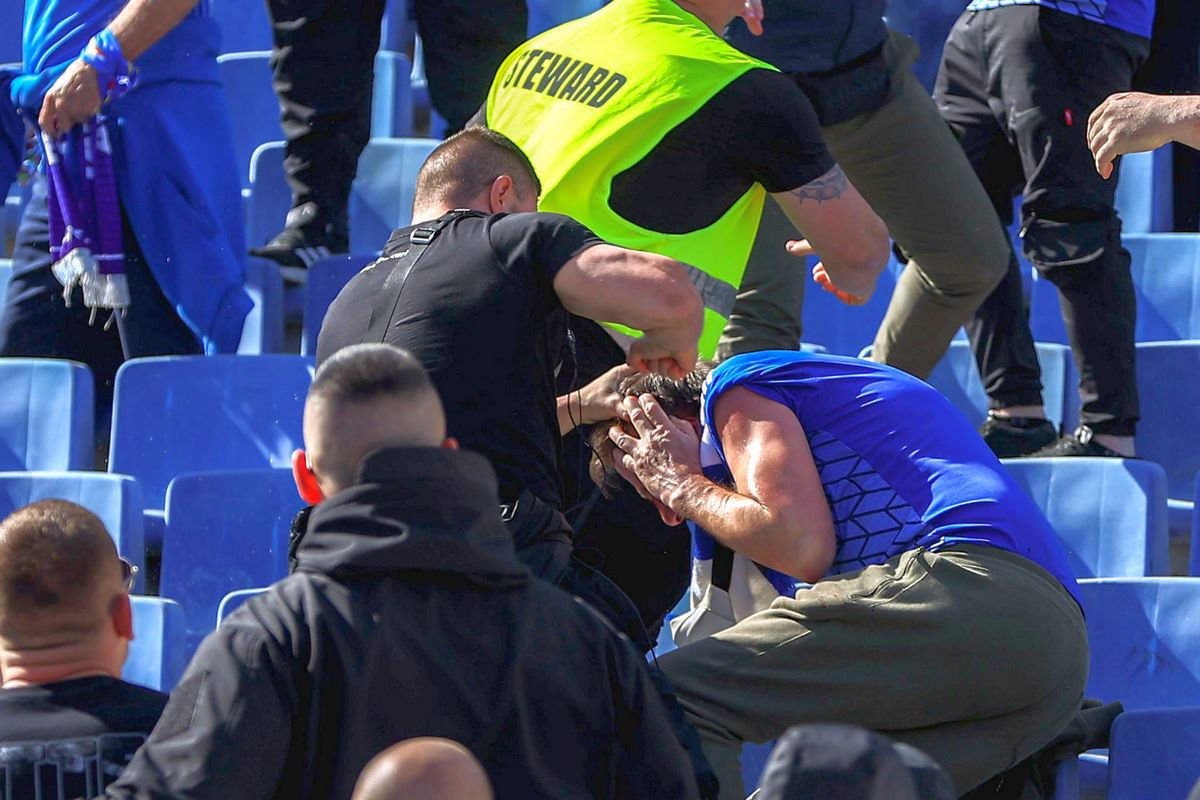 Scene barbare la derby-ul Sofiei, Levski - CSKA » Au fost bătuți cu curelele și loviți cu pumnii de forțele de ordine