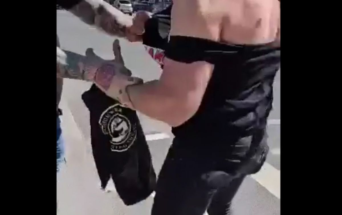 Imagini șocante! Un dinamovist a fost agresat de mai mulți susținători ai Oțelului