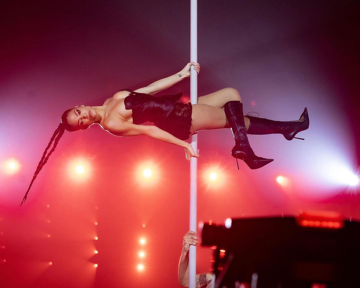 Pilotul Andrea Iannone, scene interzise minorilor cu iubita cântăreață în piscină » Elodie a postat imaginile din intimitate