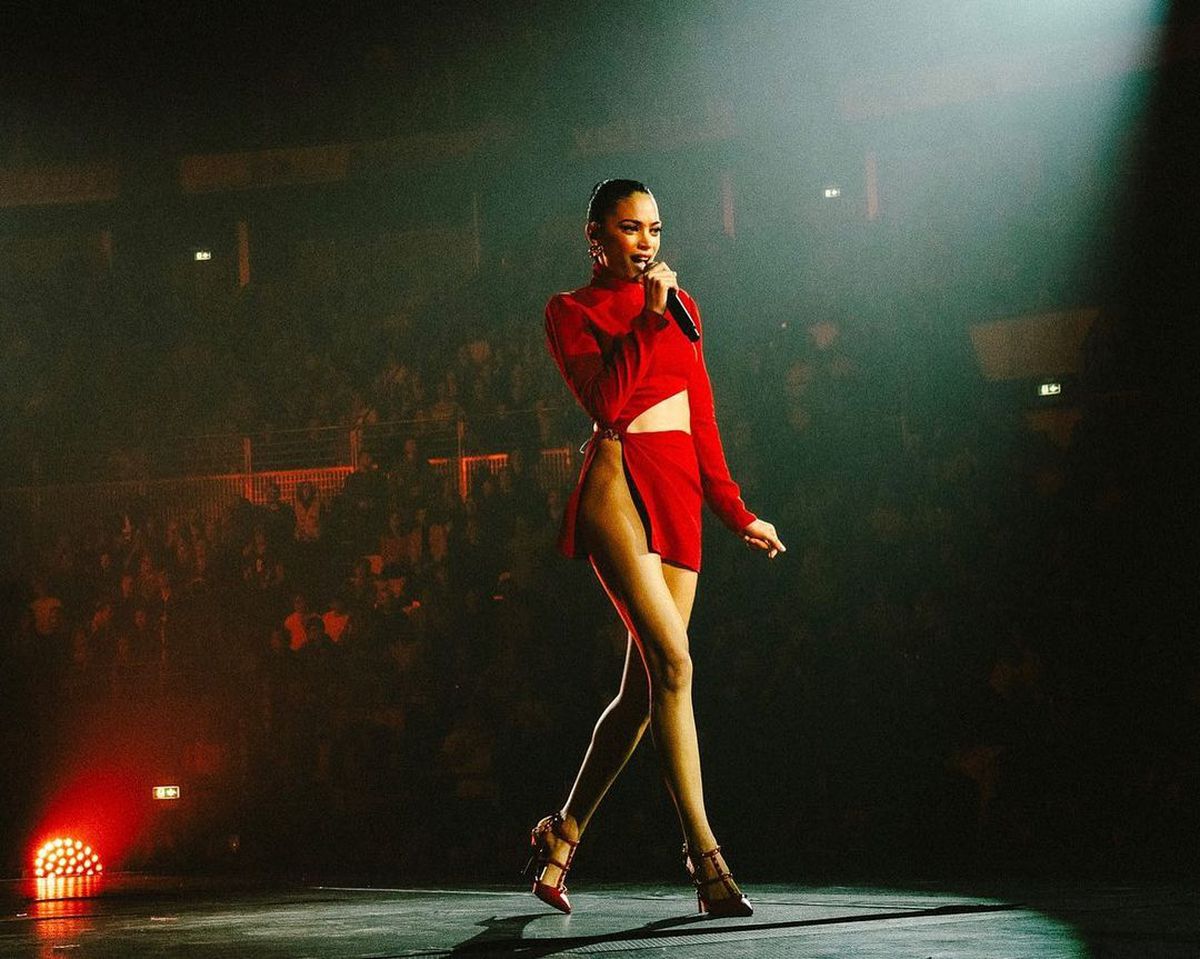 Pilotul Andrea Iannone, scene interzise minorilor cu iubita cântăreață în piscină » Elodie a postat imaginile din intimitate