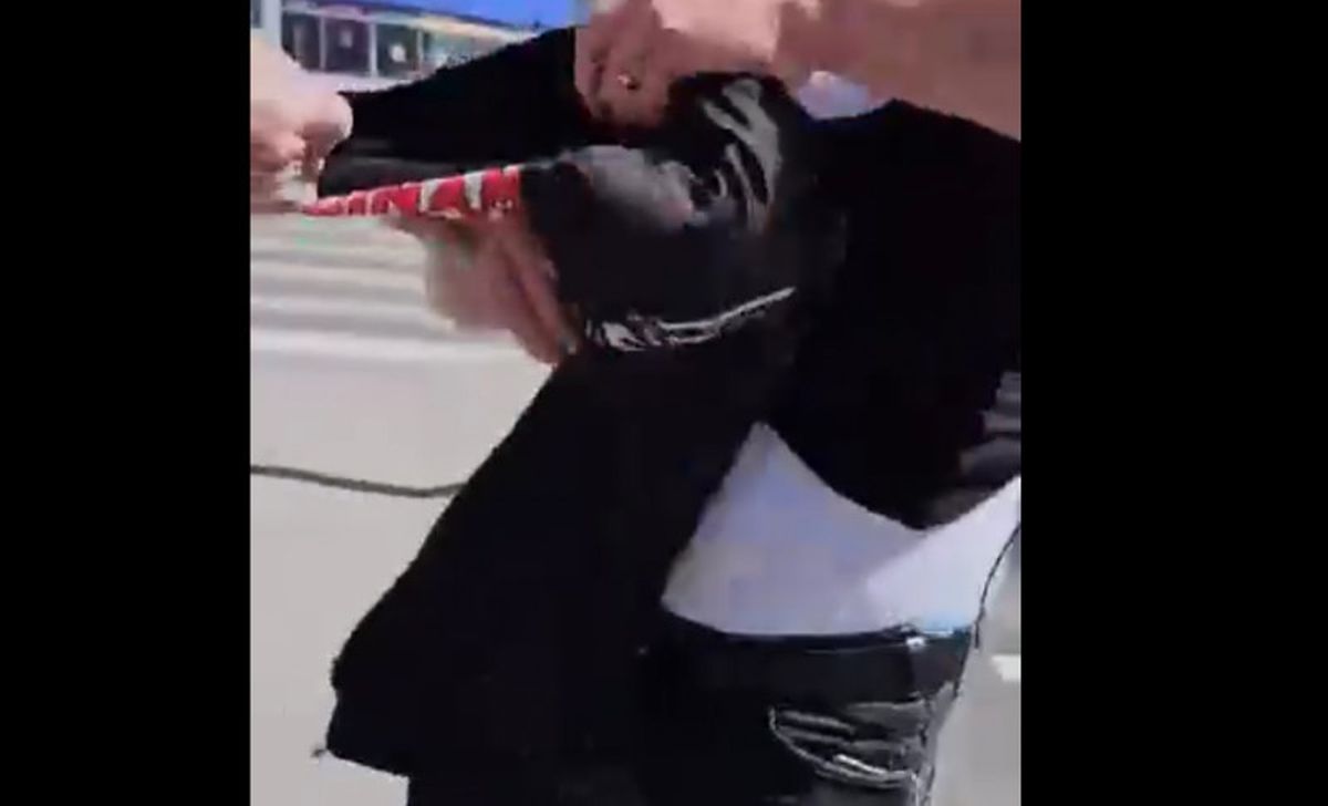 Imagini șocante! Un dinamovist a fost agresat de mai mulți susținători ai Oțelului