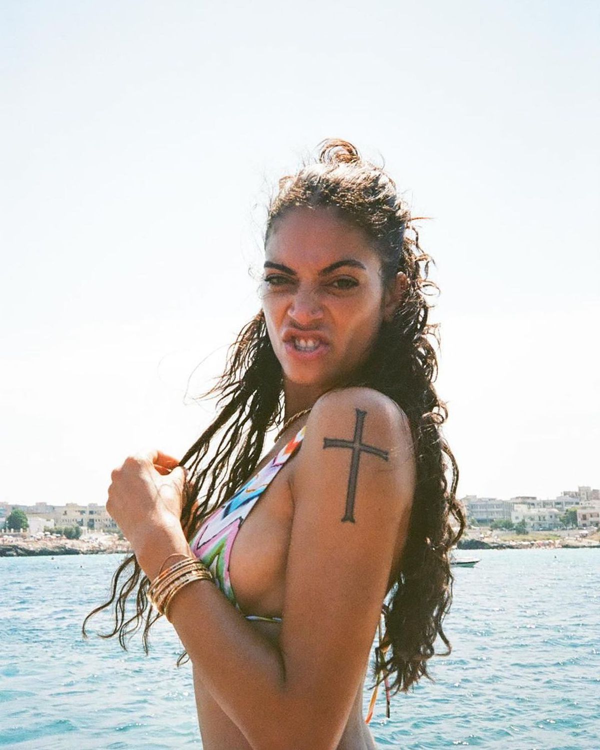 Pilotul Andrea Iannone, scene interzise minorilor cu iubita cântăreață în piscină » Elodie a postat imaginile din intimitate