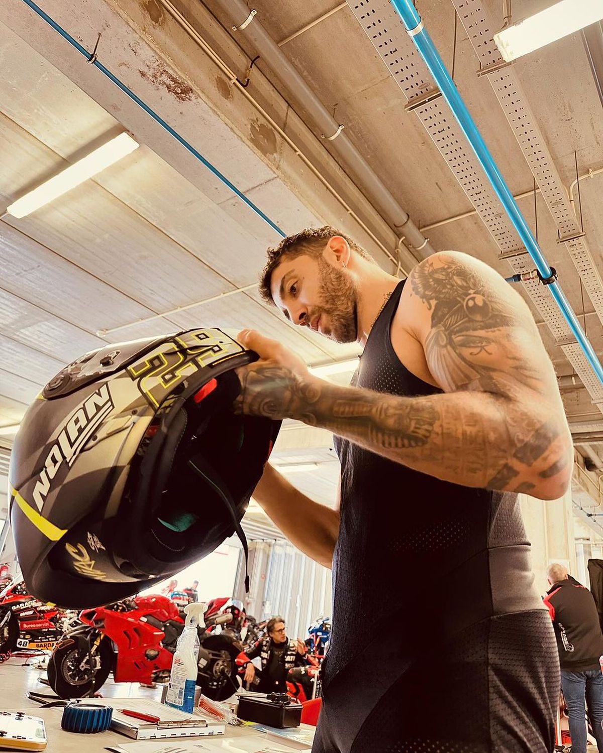 Pilotul Andrea Iannone, scene interzise minorilor cu iubita cântăreață în piscină » Elodie a postat imaginile din intimitate