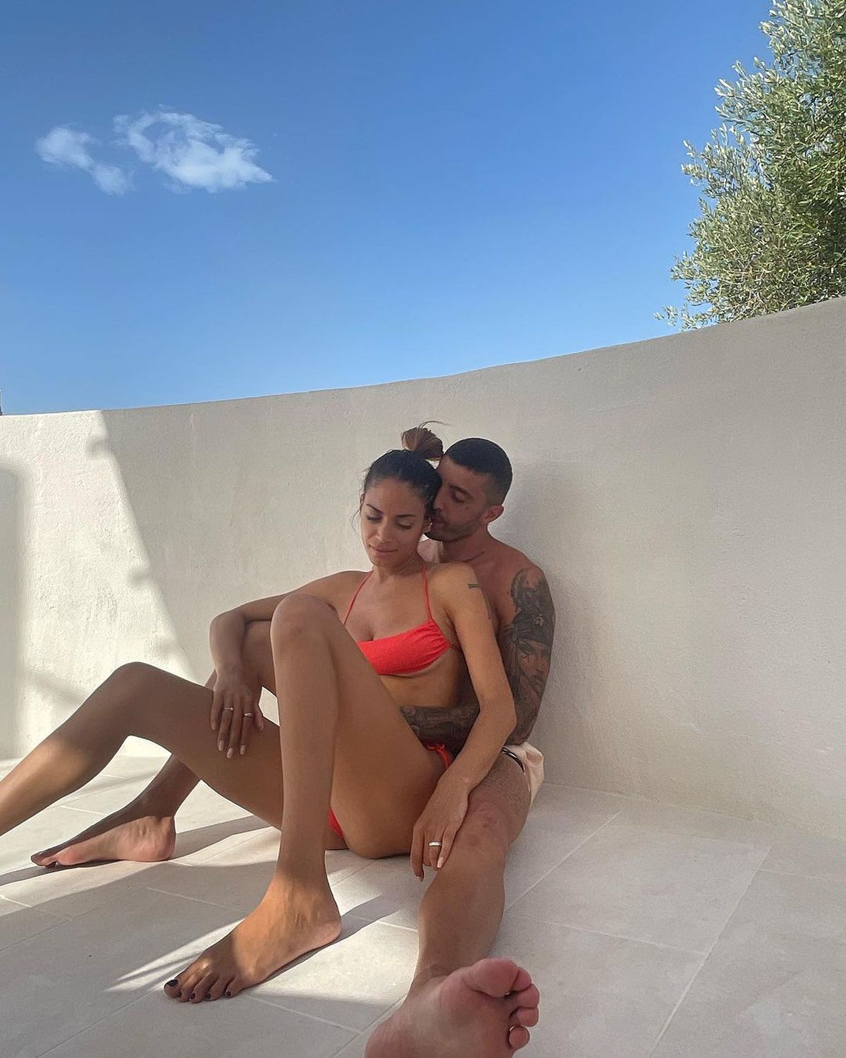 Pilotul Andrea Iannone, scene interzise minorilor cu iubita cântăreață în piscină » Elodie a postat imaginile din intimitate